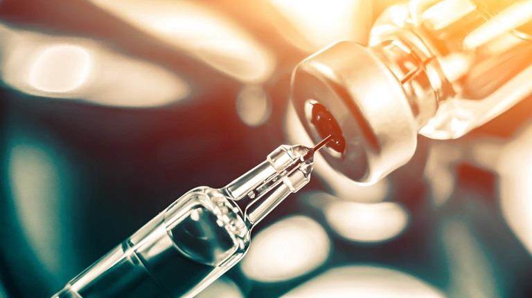 Vaccine syringe